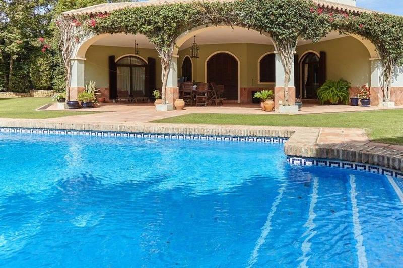Foto 6bbd9cf2-d8a1-494e-94f5-c680a3131a09. Chalet con riscaldamento parcheggio piscina in Sotogrande alto Sotogrande