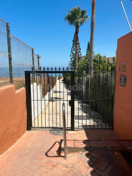 Foto 5e844060-64e3-4a57-85ec-686fa61f1a73. Piso  a pocos pasos del mar – la duquesa alta, ?? acceso directo a la playa | piscina | jardines | garaje privado en Manilva
