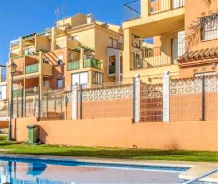 Foto 65d609b1-ebcb-4b19-b90b-25eb17fb117f. Piso  a pocos pasos del mar – la duquesa alta, ?? acceso directo a la playa | piscina | jardines | garaje privado en Manilva