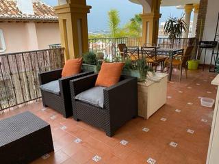 Pis a Mijas Golf. Piso con terraza y garaje en mijas golf – urbanización con pisci