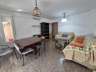 Apartament a El Mercado - Plaza de Toros. La vivienda cuenta con 4 dormitorios, 2 baños completos, un gran