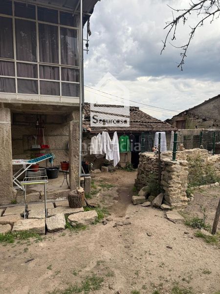 Foto d9e0fa2c-a8e5-4a8f-809c-684792550763. Casa adossada a Amoeiro