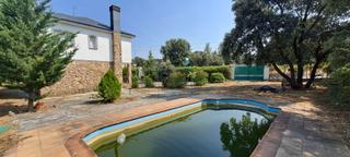 Chalet  Avenida de maello. Casa independiente con piscina
