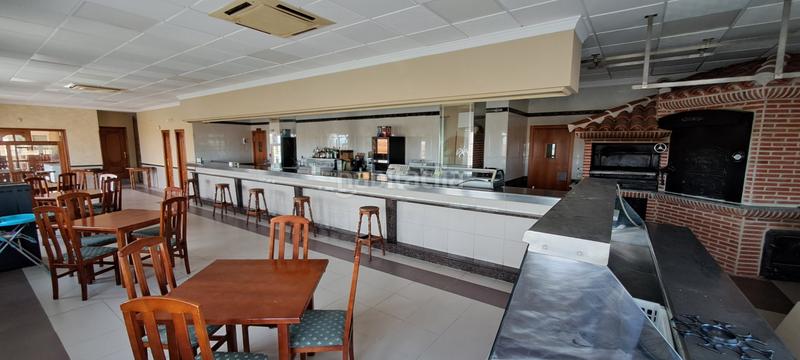 Foto b13362c8-d86a-4ad6-9dee-7db79111e79f. Alquiler edificio en n-6 86 restaurante, hostal en nacional vi en Villacastín