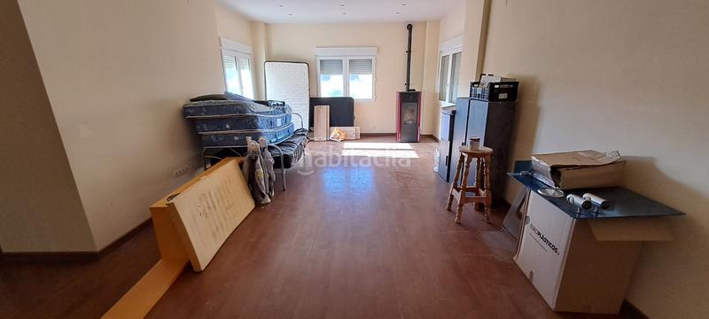 Foto b384b76b-b2bf-48a7-82a4-11e7b995e97a. Alquiler edificio en n-6 86 restaurante, hostal en nacional vi en Villacastín