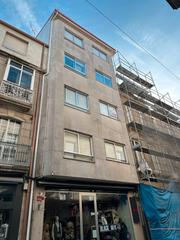 Pis  Rúa cánovas do castillo. Vivienda en la calle principal