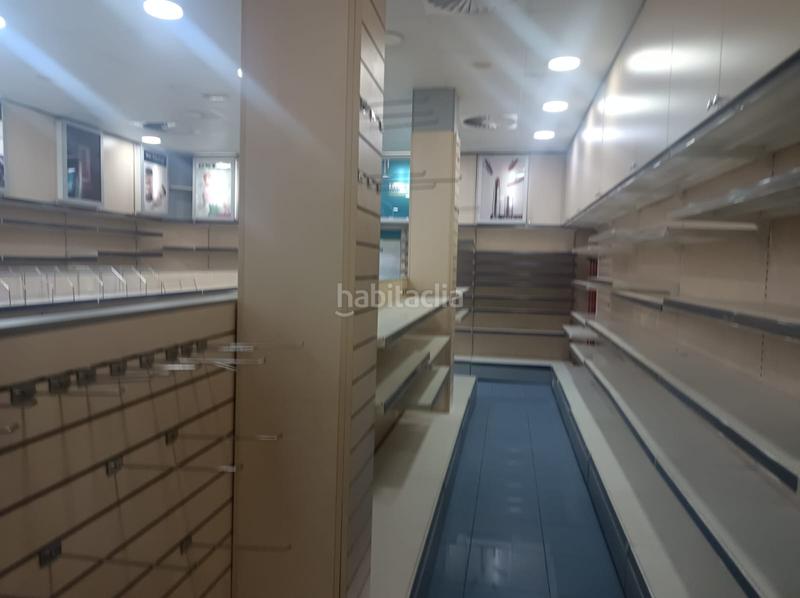 Foto 17c57a1d-120b-48e4-829d-cfba1e67c443. Lloguer local comercial a Singuerlín Santa Coloma de Gramenet