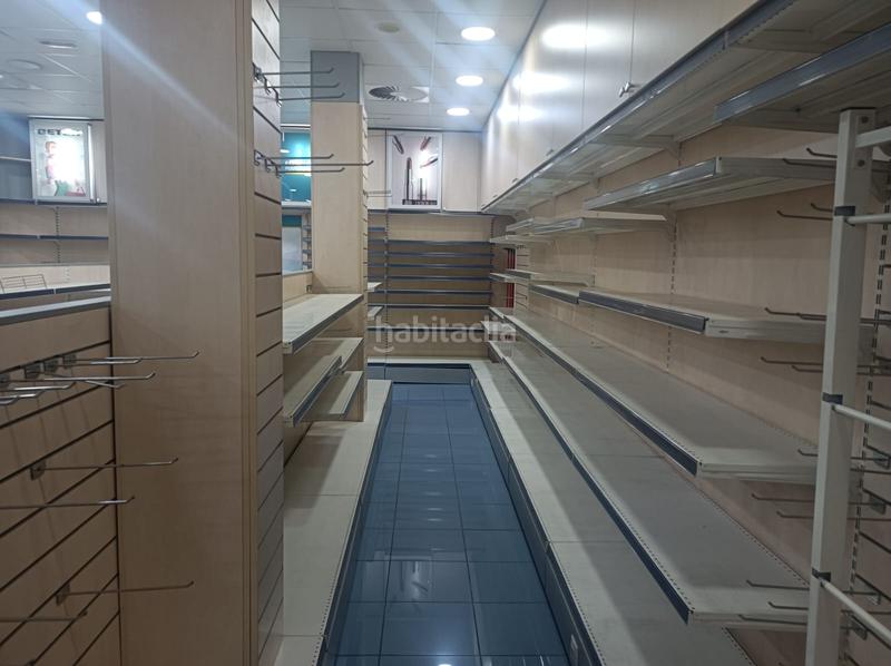 Foto 76a3a3c2-1747-4e24-8b11-f2b9cc3ed578. Lloguer local comercial a Singuerlín Santa Coloma de Gramenet