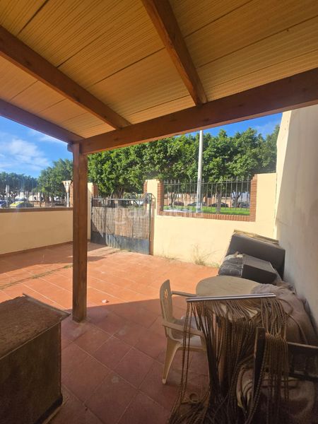 Foto b55f9a92-60e3-4ab0-9897-116a3b0b019f. Casa amb xemeneia aparcament a Roquetas pueblo Roquetas de Mar