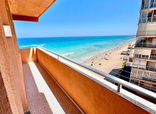 Apartament a Los Arenales del Sol. Despierta cada día con el susurro del mar y la inmensidad azul d
