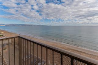 Etagenwohnung in Los Arenales del Sol. Te presentamos una exclusiva vivienda en primera línea de playa,