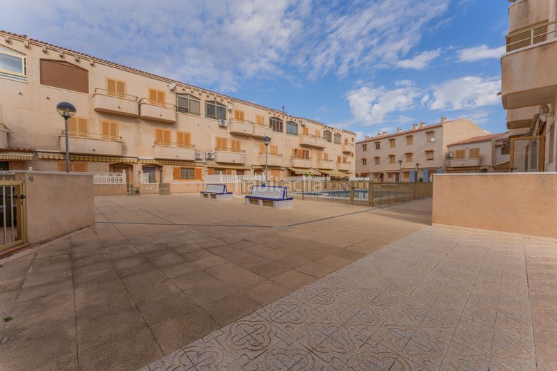 Foto 4b59c579-2adf-43e5-b84e-57f263d55b4e. Casa adossada amb aparcament piscina a Los Arenales del Sol Elche / Elx