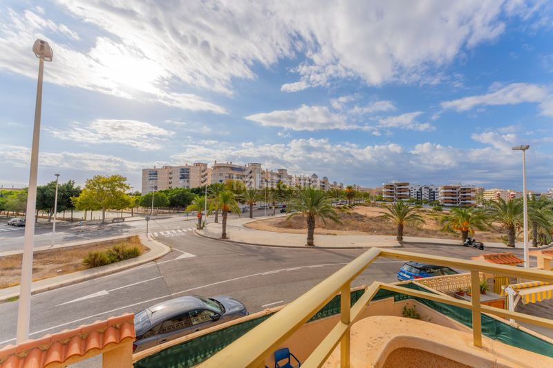 Foto b8bac05a-7df8-46be-9a43-0f99320ccaf6. Casa adossada amb aparcament piscina a Los Arenales del Sol Elche / Elx