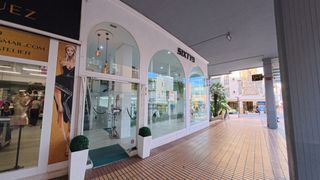Trapasso Locale commerciale in Centro Urbano. Se traspasa elegante salón de peluquería de diseño, completament