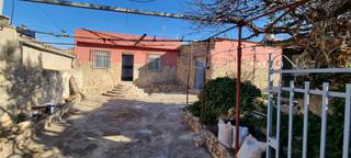 Chalet à Casinos. Chalet con amplia parcela en una zona tranquila