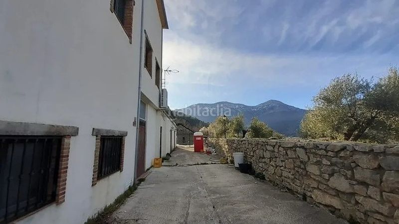 Foto cdeed2f5-bf8f-4868-95f6-ad93d99fb3b6. Edifici a Torres