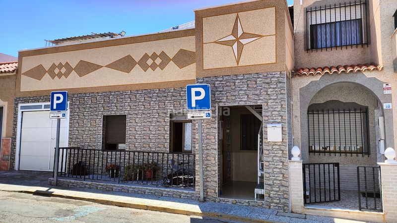 Foto 2fbba968-155d-44c3-a13b-3ff13e0d7ab8. Haus mit parking in Santa María del Águila Ejido (El)