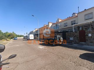 Casa adossada  Calle doctor ángel cañadas amador. Venta de chalet adosado en badajoz carretera de sevilla