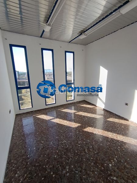 Foto 29a5584d-e523-4150-ab82-afb7bc93761d. Nau industrial a Martos