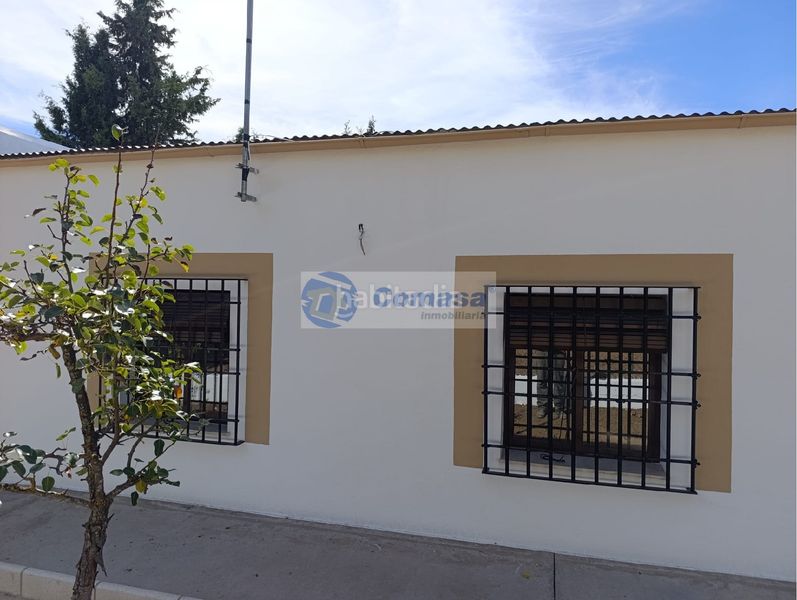 Foto 178fb614-2f1e-4387-bba0-cd40a716e0a4. Xalet amb piscina a Martos