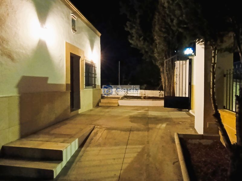 Foto 4a18e392-2743-4a35-9b05-9d32a6c6f00c. Xalet amb piscina a Martos