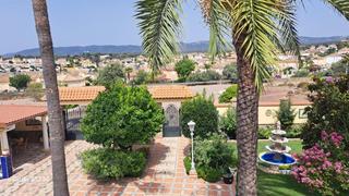 Chalet à Urbanizacion colina 104. Magnífico chalet con dos casas en urb la colina.