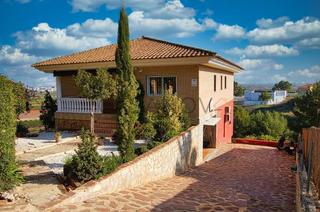 Casa a Alberic. Chalet construido en 2006 sobre una parcela de 1200m2 y una supe