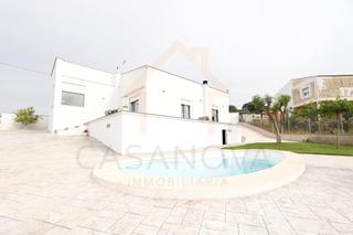 Casa a Gavarda. Chalet moderno con piscina, jardín y energía solar en monte júca