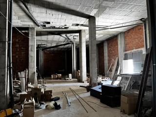 Local Comercial a Alberic. Local de grandes dimensiones con 664m2 en estado de obra en albe
