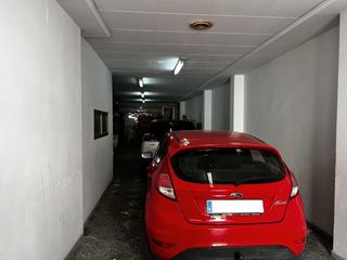 Local Comercial a Alberic. Local de 141m2 con espacio para 3 coches y una sala anexa con un