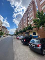 Flat  Calle tirso de molina. Zona cascajos-piqueras. tres habitaciones y dos baos