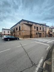 Edifici a Alesanco. Casa con terreno en venta en la rioja. con jardín