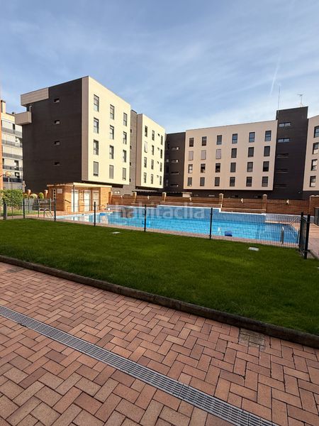 Foto 52308b69-d743-4810-913c-397274eb98ad. Apartament amb calefacció aparcament piscina a Los Lirios Logroño