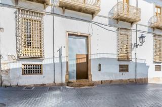 Masia a Calle carolinas 6. Casa con solar enorme