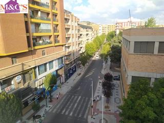 Piso en Centro. Piso amplio y céntrico para reformar. muy luminoso y con muchas