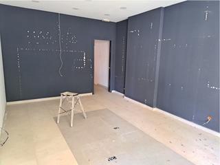 Lloguer Local Comercial  N/a. Local con vivienda a reformar