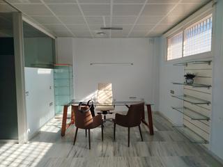Geschäftsraum in El Parador de las Hortichuelas. Se vende local en 1º planta ideal para oficina o clinica