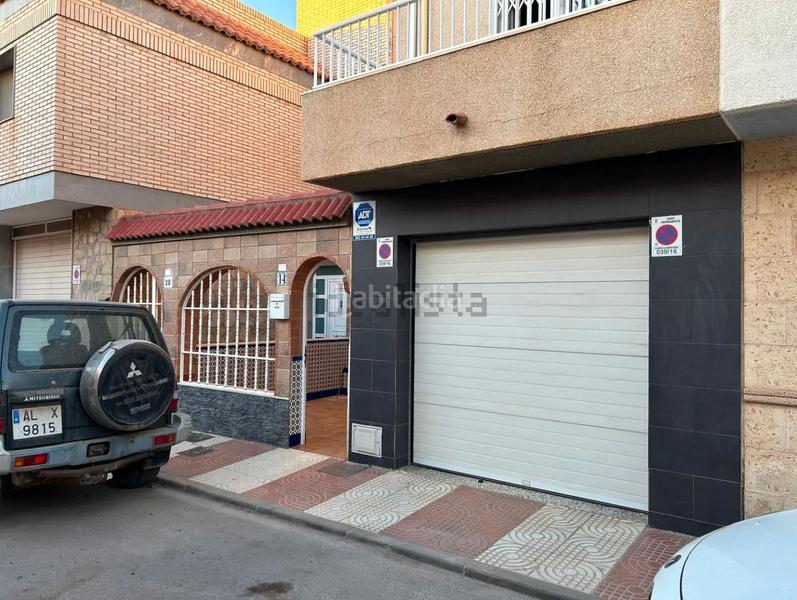 Foto 3d56f3ee-47dc-4576-bf3c-3ff4f69a5a27. Casa a schiera con camino riscaldamento in Roquetas pueblo Roquetas de Mar