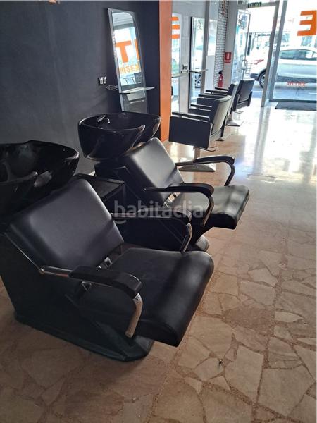 Foto 18d3d48a-ddd2-4338-9203-d194f6f03b04. Alquiler local comercial local adaptado como peluquería y con licencia en Roquetas de Mar