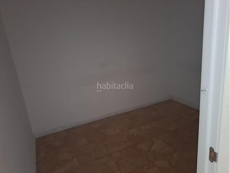 Foto b0ffa760-f558-40b1-9988-84a0a8db268c. Alquiler local comercial local adaptado como peluquería y con licencia en Roquetas de Mar