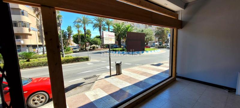 Foto 025b778e-e9c6-41ae-bc7f-47d9a1eefd76. Alquiler local comercial  en zona muy concurrida y con escaparate en Roquetas de Mar