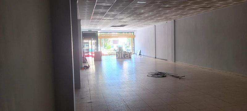 Foto 41d3b2c9-e99a-4896-9cf3-2cfe9af2e53d. Alquiler local comercial  en zona muy concurrida y con escaparate en Roquetas de Mar