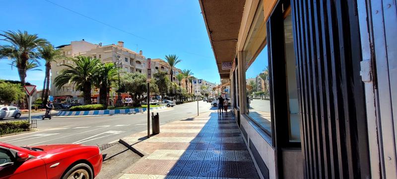 Foto 5022758e-ce59-4a10-a734-e794eb18ee6e. Alquiler local comercial  en zona muy concurrida y con escaparate en Roquetas de Mar