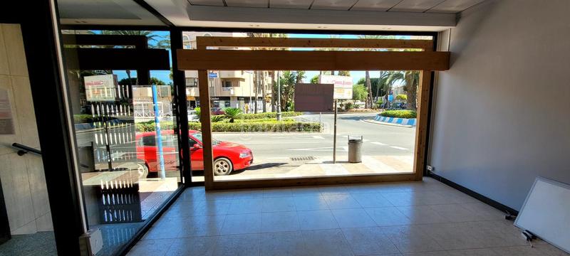 Foto c979fbd0-c638-47cf-bfb5-56f7581ede50. Alquiler local comercial  en zona muy concurrida y con escaparate en Roquetas de Mar