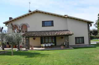 Casa a Cardedeu. Gran casa en venta con terreno plano en dominics  cardedeu