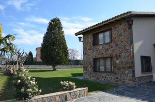 Casa a Cardedeu. Gran casa en venta con terreno plano en dominics  cardedeu