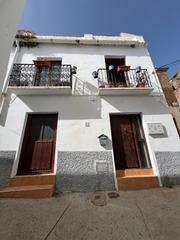 Casa aparellada a Sorvilán. Casa de pueblo restaurada