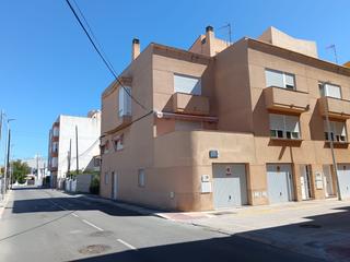 Maison jumelée à Playa. Adosado chaflan playa