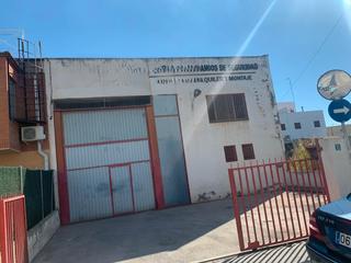 Nau industrial a Piscinas. Nave urbana
