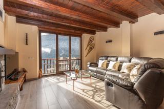 Tríplex  Carrèr montcorbau 7. Triplex en vila con jardín